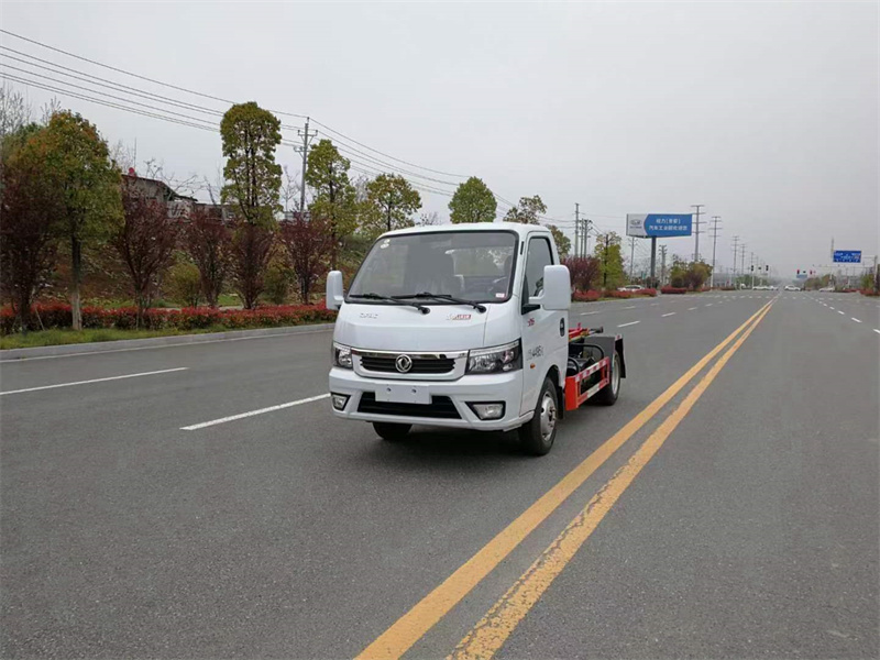 藍(lán)牌東風(fēng)途逸勾臂垃圾車